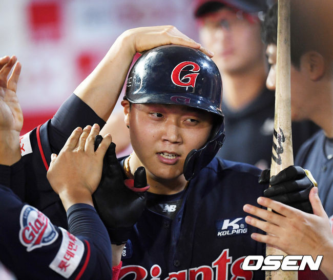 5회초 1사 롯데 한동희가 솔로 홈런을 날린 후 덕아웃에서 동료들의 축하를 받고 있다./ rumi@osen.co.kr