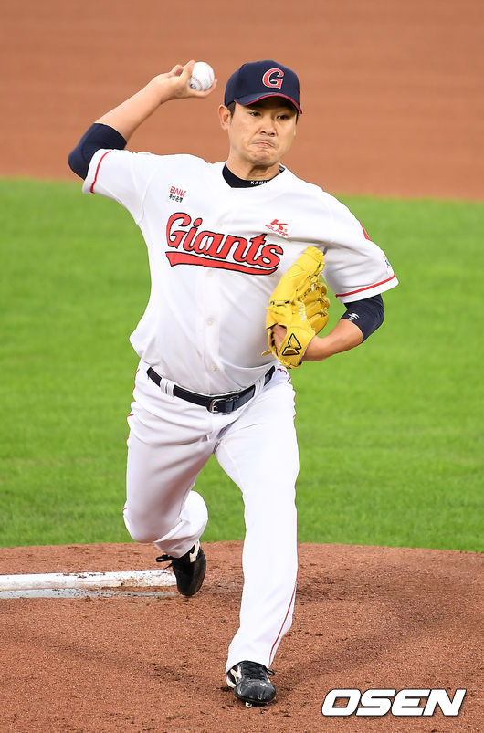 28일 오후 부산 사직야구장에서 '2020 신한은행 SOL KBO리그' 롯데 자이언츠와 NC 다이노스의 경기가 열렸다.1회초 롯데 노경은이 역투하고 있다. /youngrae@osen.co.kr