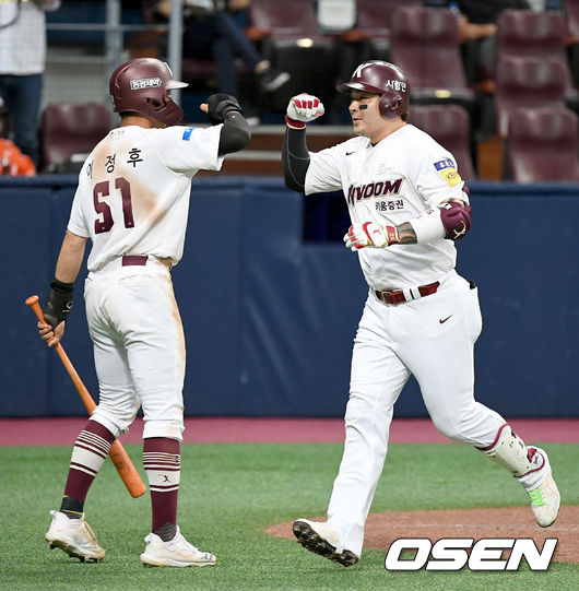 11일 서울 고척스카이돔에서 ‘2020 신한은행 SOL KBO리그’ 키움 히어로즈와 한화 이글스의 경기가 열렸다.3회말 2사 2루 키움 박병호가 2점 홈런을 날린 뒤 이정후와 하이파이브를 하고 있다./ks0919@osen.co.kr