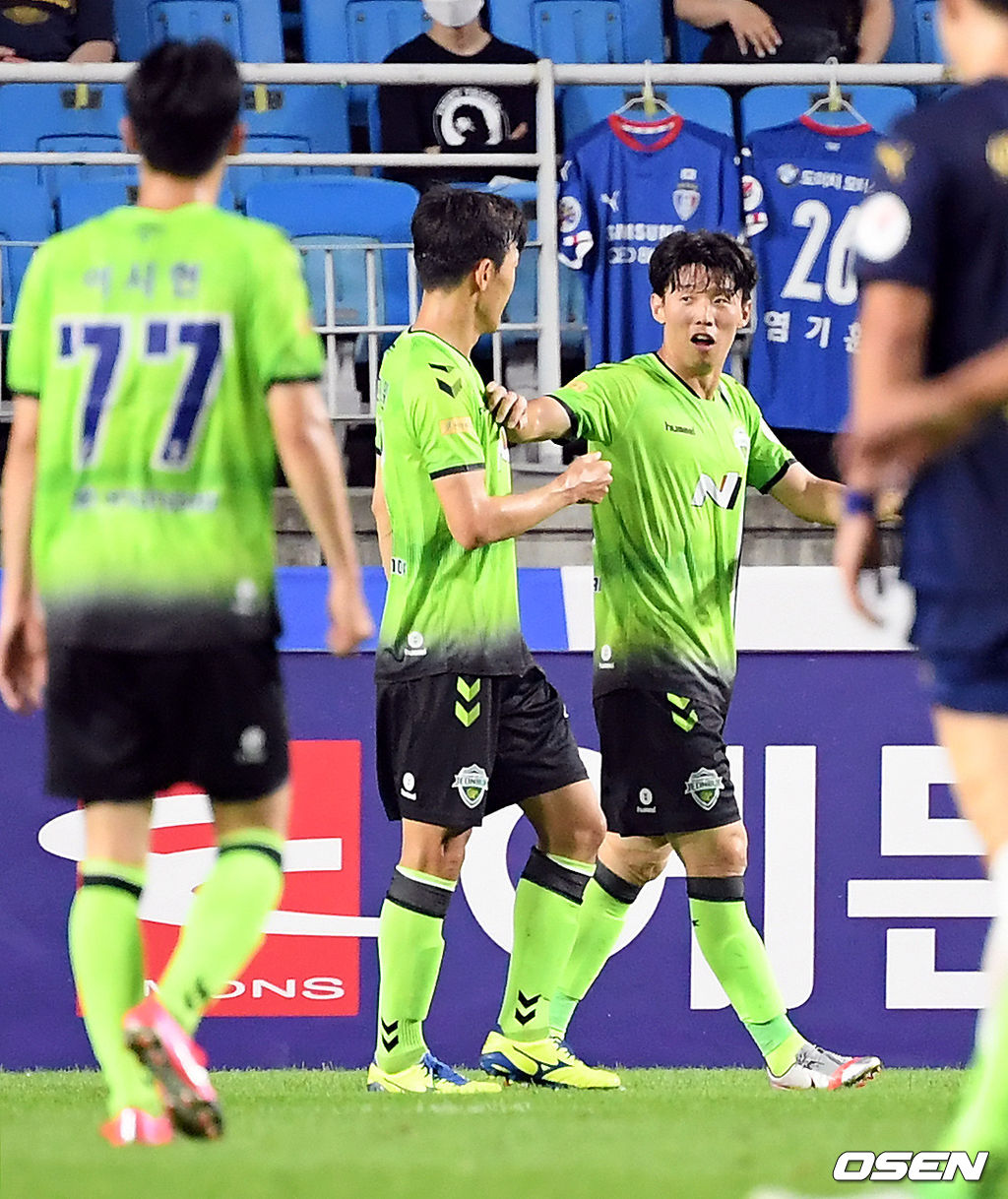 15일 오후 수원월드컵경기장에서 '2020 하나원큐 K리그1' 수원 삼성 블루윙즈와 전북 현대 모터스의 경기가 열렸다.전반 전북 김보경이 팀의 두 번째 골을 성공시킨 뒤 기뻐하고 있다. /cej@osen.co.kr