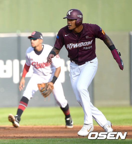 15일 오후 부산 사직야구장에서 ‘2020 신한은행 SOL KBO리그’ 롯데 자이언츠와 키움 히어로즈의 경기가 열렸다.2회초 1사 2루 상황 키움 허정협 타석 때 주자 러셀과 롯데 유격수 마차도가 플레이를 준비하고 있다. / dreamer@osen.co.kr