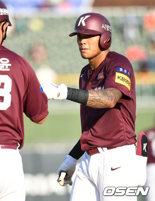 15일 오후 부산 사직야구장에서 ‘2020 신한은행 SOL KBO리그’ 롯데 자이언츠와 키움 히어로즈의 경기가 열렸다.3회초 2사 1루 상황 키움 러셀이 안타를 날리고 1루에 안착해 오윤 코치와 인사를 나누고 있다. / dreamer@osen.co.kr