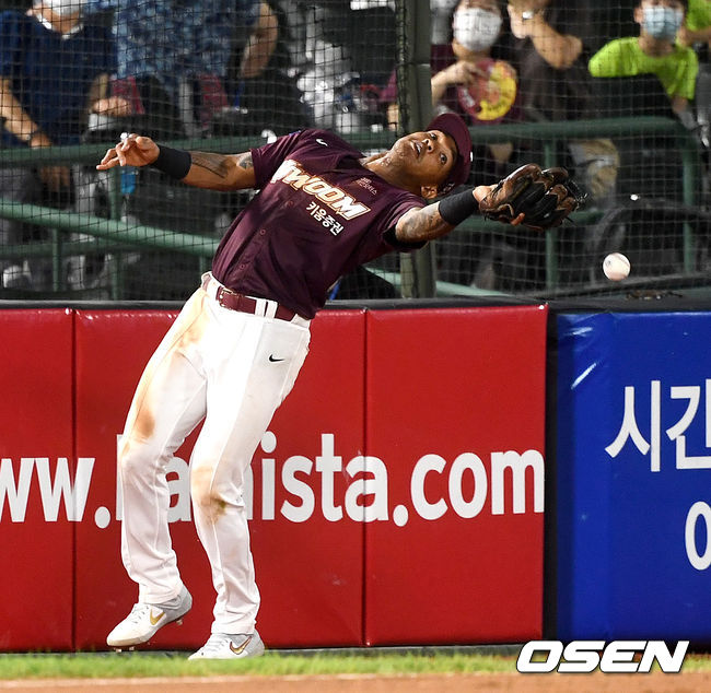 9회말 2사 2, 3루 상황 롯데 허일의 파울 플라이 때 키움 유격수 러셀이 포구에 실패하고 있다. / dreamer@osen.co.kr