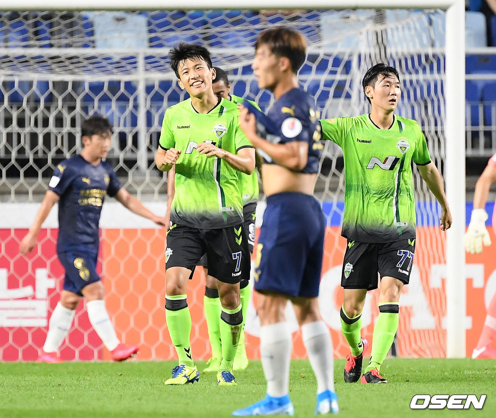 전반 전북 한교원이 선제골을 성공시킨 뒤 기뻐하고 있다. 오프사이드 판정이 있었으나 VAR 판독 후 온사이드로 판정. /cej@osen.co.kr