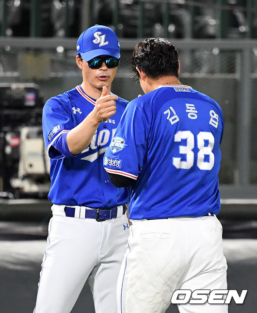 경기를 마치고 삼성 허삼영 감독이 김동엽과 승리 하이파이브를 하고 있다. /jpnews@osen.co.kr