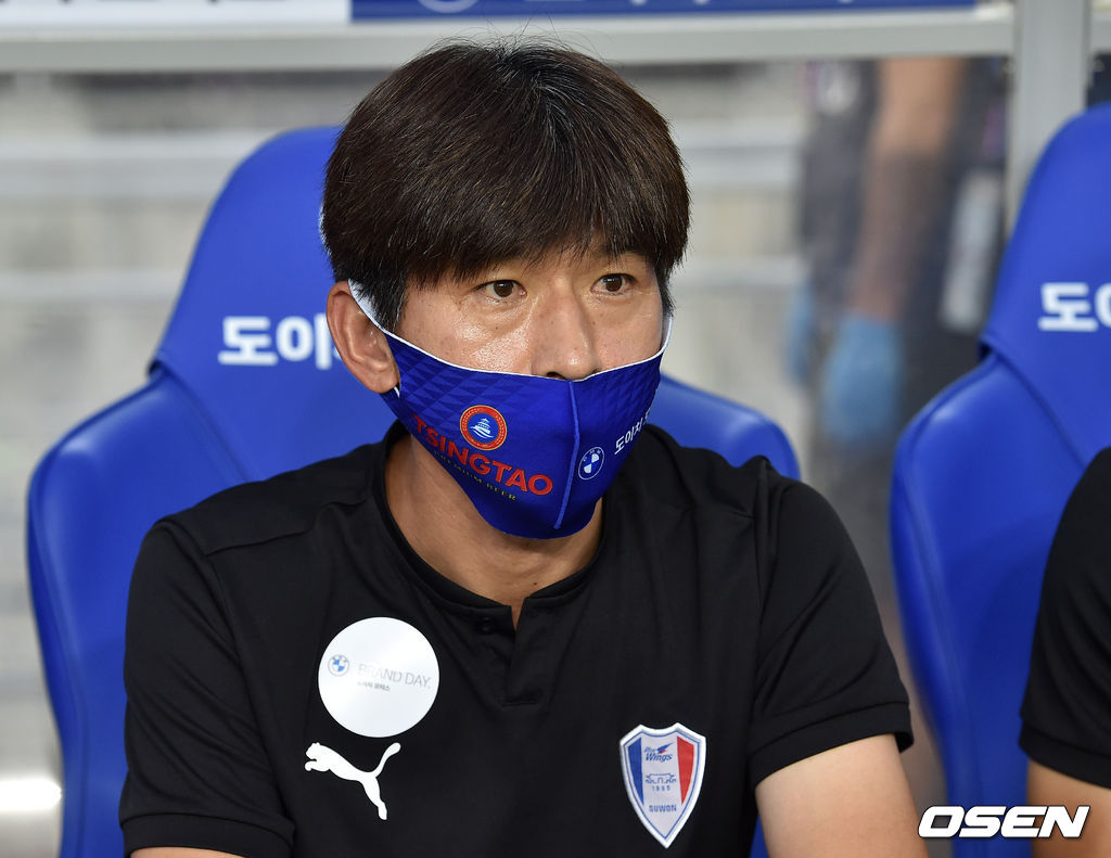 15일 오후 수원월드컵경기장에서 '2020 하나원큐 K리그1' 수원 삼성 블루윙즈와 전북 현대 모터스의 경기가 열렸다.경기 시작 전 수원 주승진 감독대행이 그라운드를 바라보고 있다.  /cej@osen.co.kr