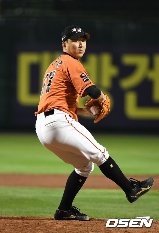 한화 정우람이 역투하고 있다. /sunday@osen.co.kr