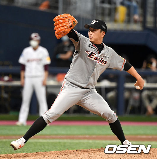 한화 투수 정우람이 힘차게 공을 뿌리고 있다. / dreamer@osen.co.kr