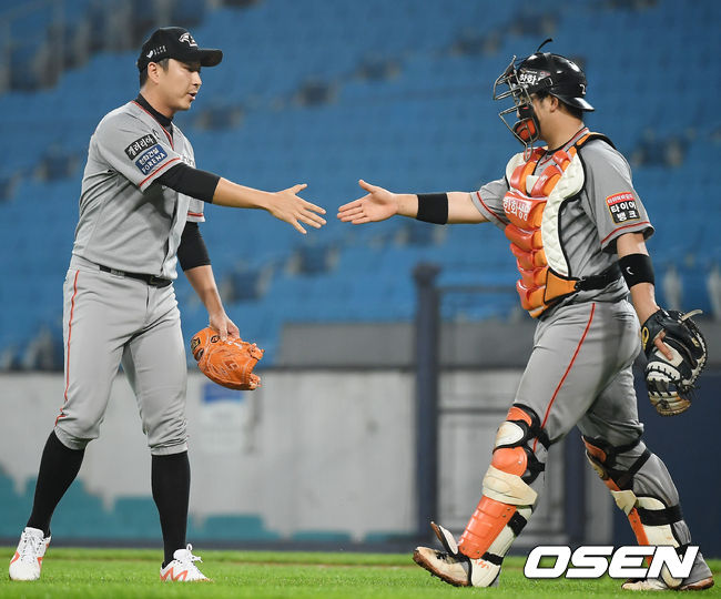승리를 거둔 한화 정우람과 최재훈이 악수를 나누고 있다. /youngrae@osen.co.kr