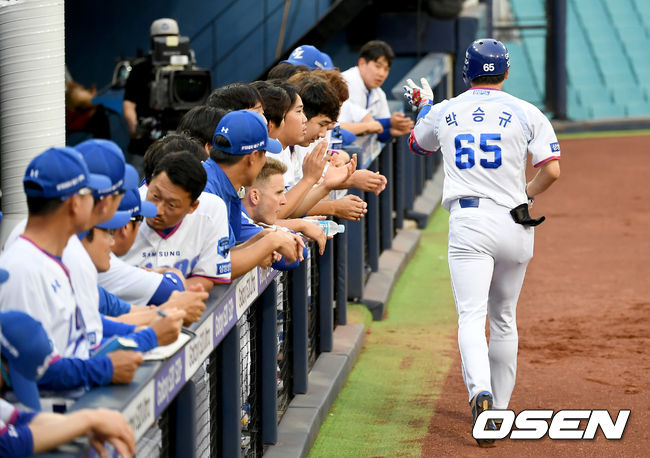 1회말 2사 삼성 박승규가 선취 1점 홈런을 날린 뒤  더그아웃에서 선수들과 기쁨을 나누고 있다./ksl0919@osen.co.kr