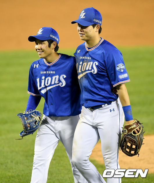  경기 종료 후 삼성 김지찬과 박승규가 기쁨을 나누고 있다./ksl0919@osen.co.kr