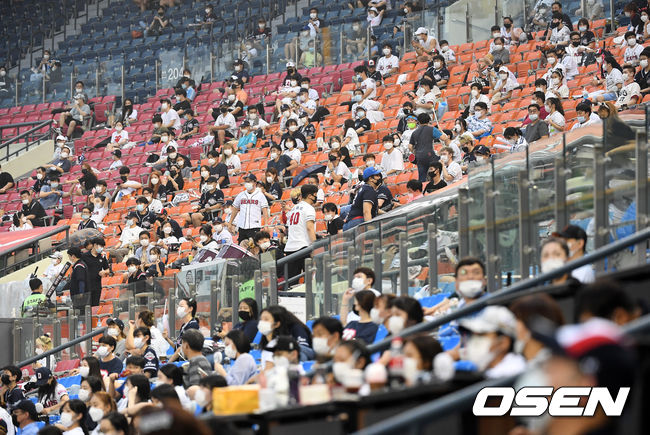 잠실구장에서 열릴 예정인 두산 베어스와 KT 위즈의 16일 경기도 무관중으로 돌입한다. 또한 키움 히어로즈의 홈 구장인 고척 스카이돔과 KT의 홈 구장인 수원 KT위즈파크의 경기도 무관중으로 진행할 예정이다. 지난달 26일 10% 수준으로 관중을 받은 이후 3주 만이다. /sunday@osen.co.kr