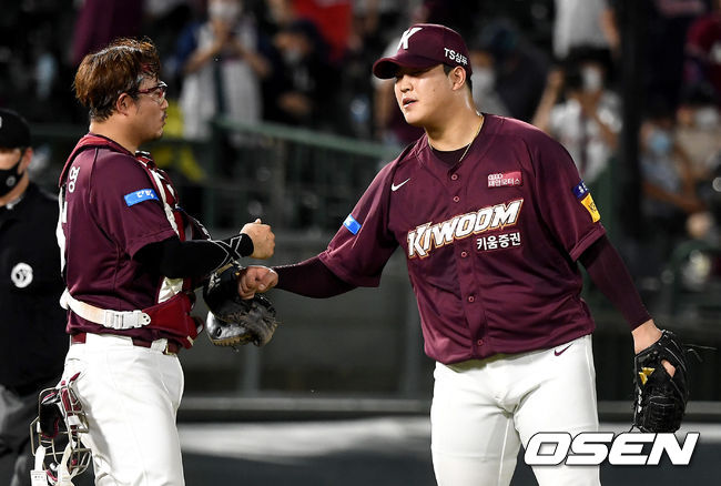 경기를 마무리지은 키움 마무리투수 조상우와 포수 이지영이 인사를 나누고 있다. / dreamer@osen.co.kr