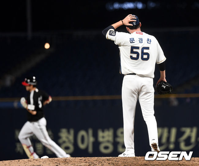 8회초 1사 1루 상황 LG 홍창기에게 우월 투런포를 허용한 NC 투수 문경찬이 아쉬워하고 있다. / dreamer@osen.co.kr