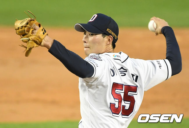15일 오후 서울 잠실야구장에서 ‘2020 신한은행 SOL KBO 리그’ 두산베어스와 KT 위즈의 경기가 열렸다. 2회초 무사에서 두산 선발투수 이승진이 역투하고 있다. /sunday@osen.co.kr