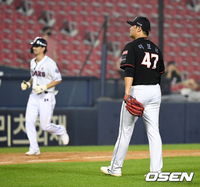 두산은 15일 서울 잠실구장에서 열린 ‘2020 신한은행 SOL KBO리그’ KT 위즈와의 경기에서 7-5로 승리했다. 두산은 2연패에서 벗어난 두산은 시즌 전적 46승 2무 35패로 4위 LG(46승 36패 1무)의 추격을 뿌리치고 3위 자리를 지켰다. KT는 시즌 전적 41승 1무 38패가 됐다.9회말 2사 1,2루에서 KT 이보근이 두산 국해성에게 끝내기 스리런 홈런을 허용하고 아쉬워하고 있다. /sunday@osen.co.kr