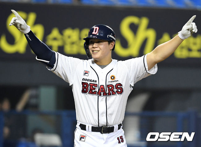 두산은 15일 서울 잠실구장에서 열린 ‘2020 신한은행 SOL KBO리그’ KT 위즈와의 경기에서 7-5로 승리했다. 두산은 2연패에서 벗어난 두산은 시즌 전적 46승 2무 35패로 4위 LG(46승 36패 1무)의 추격을 뿌리치고 3위 자리를 지켰다. KT는 시즌 전적 41승 1무 38패가 됐다.9회말 2사 1,2루에서 두산 국해성이 끝내기 스리런 홈런을 치고 환호하고 있다. /sunday@osen.co.kr