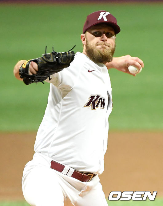 8일 오후 서울 고척스카이돔에서 ‘2020 신한은행 SOL KBO리그’ 키움 히어로즈와 LG 트윈스의 경기가 열렸다.1회초 마운드에 오른 키움 선발 요키시가 공을 뿌리고 있다. /cej@osen.co.kr