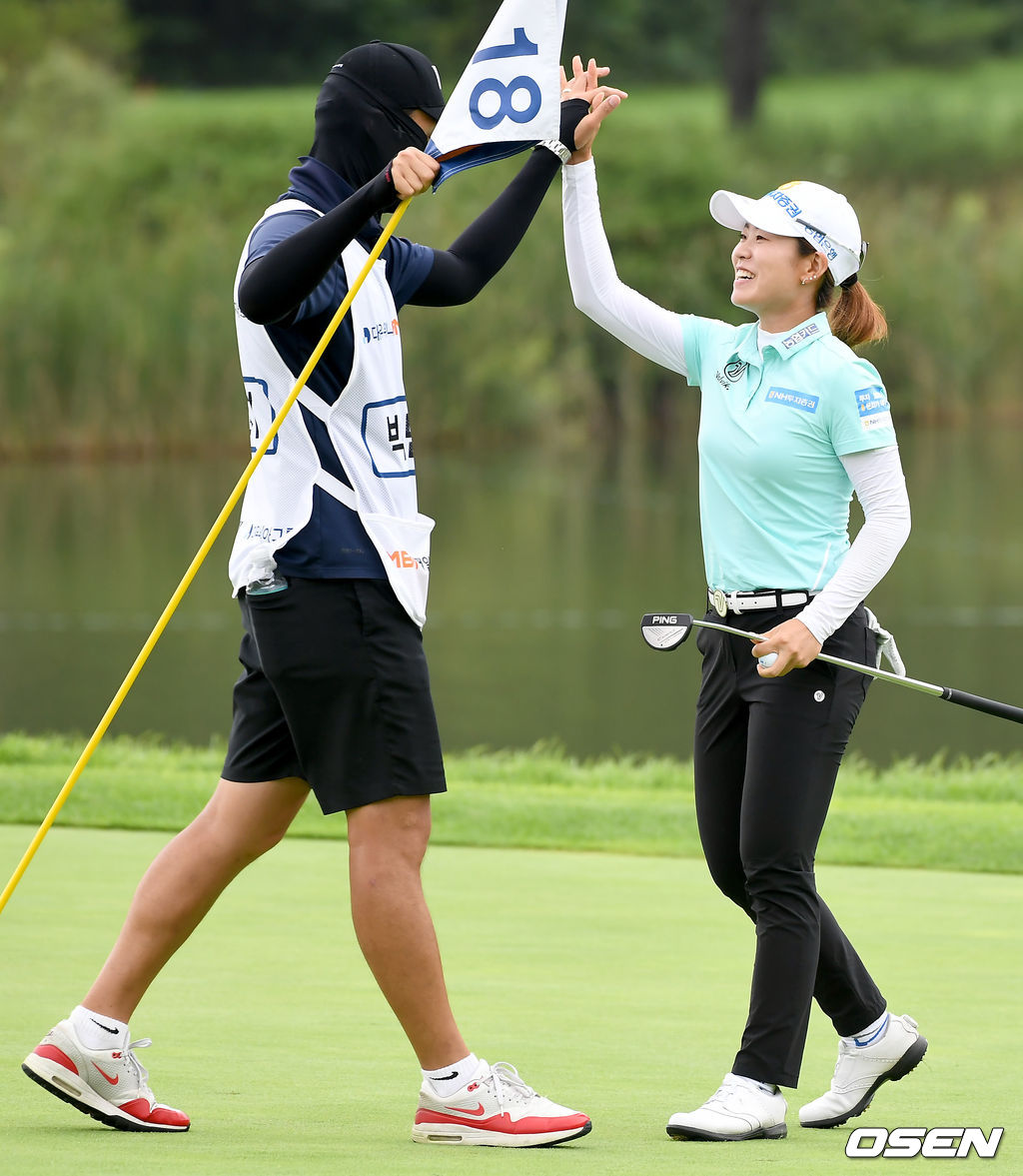 박민지(22)가 한국여자프로골프(KLPGA) 대유위니아 MBN 여자오픈(총상금 7억원) 우승을 차지했다.박민지는 13언더파 203타를 기록하며 시즌 첫 우승(통산 4승)을 달성했다.18번홀 우승이 확정되는 순간 박민지와 캐디가 하이파이브를 하고 있다./ksl0919@osen.co.kr