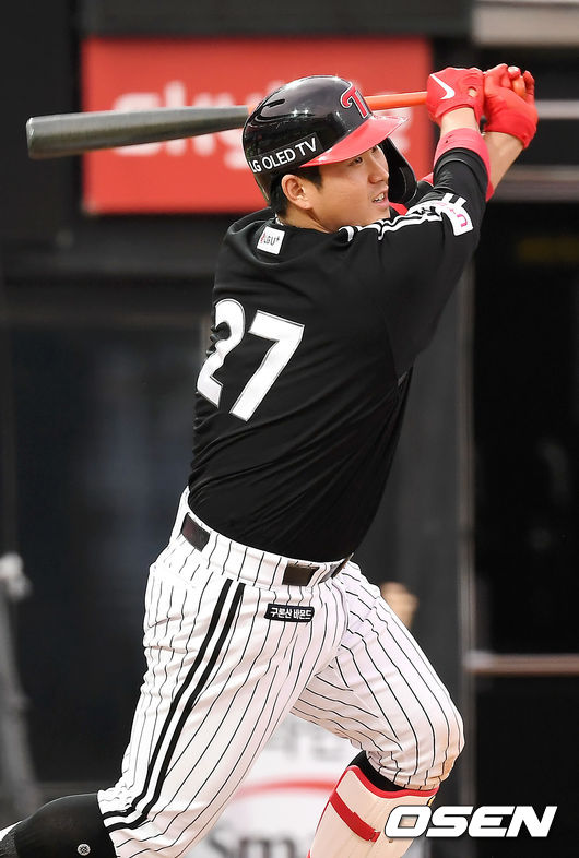 2회초 2사 1루 LG 유강남이 안타를 때려내고 있다. /youngrae@osen.co.kr