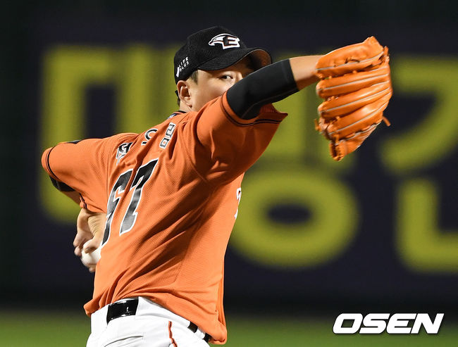 한화 정우람이 역투하고 있다. /sunday@osen.co.kr