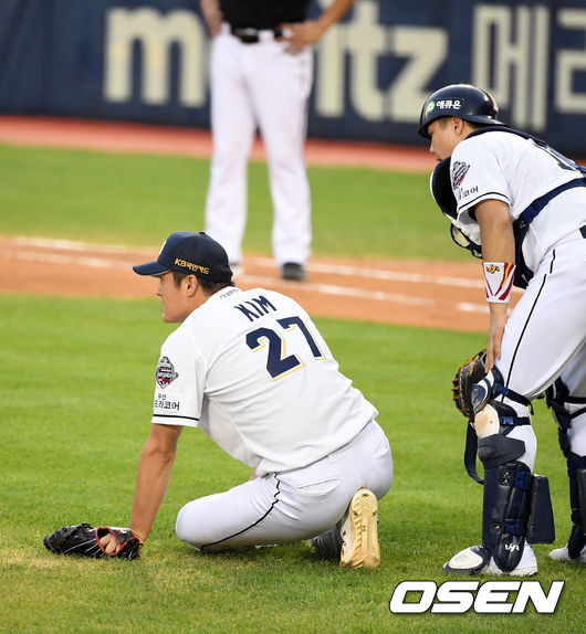 16일 오후 서울 잠실야구장에서 ‘2020 신한은행 SOL KBO리그’ 두산 베어스와 KT 위즈의 경기가 열렸다.6회초 2사 2루에서 두산 김강률이 KT 황재균의 강습타구에 맞고 고통을 호소하고 있다. /jpnews@osen.co.kr