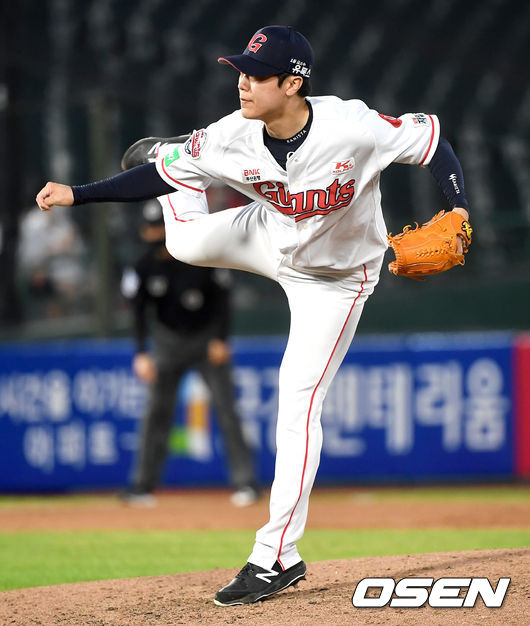 7회초 마운드에 오른 롯데 투수 박진형이 힘차게 공을 뿌리고 있다. / dreamer@osen.co.kr