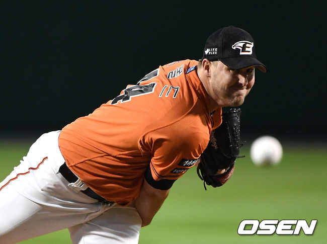 한화 선발투수 서폴드가 역투하고 있다. /sunday@osen.co.kr