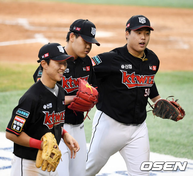 5회말 위기를 넘긴 KT 소형준이 강백호이 격려를 받고 있다. /jpnews@osen.co.kr