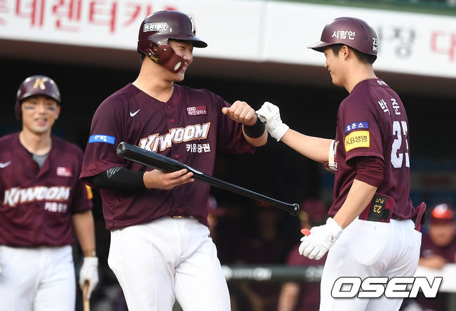 4회초 2사 2루 상황 키움 박준태가 동점 중월 투런포를 날리고 홈을 밟은 뒤 주효상과 인사를 나누고 있다. / dreamer@osen.co.kr