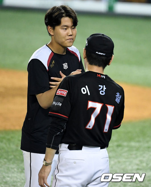 경기를 마치고 KT 소형준이 이강철 감독과 하이파이브를 하며 미소짓고 있다. /jpnews@osen.co.kr