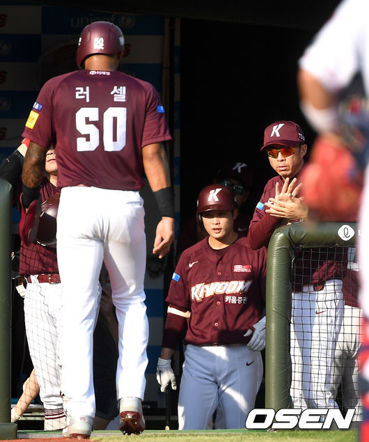 15일 오후 부산 사직야구장에서 ‘2020 신한은행 SOL KBO리그’ 롯데 자이언츠와 키움 히어로즈의 경기가 열렸다.2회초 1사 2루 상황 키움 허정협의 선제 1타점 2루타 때 홈을 밟은 러셀이 손혁 감독과 인사를 나누고 있다. / dreamer@osen.co.kr