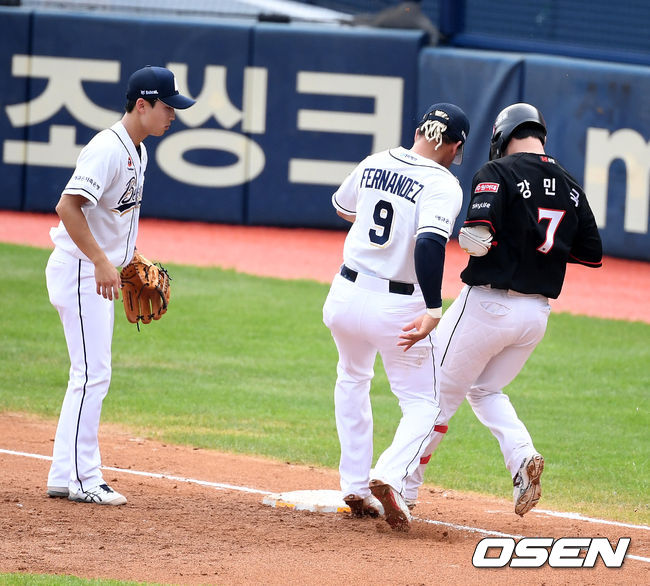 2회초 무사 1루에서 두산 페르난데스가 KT 강민국의 희생번트에 실책으로 1루에 출루시키며 아쉬워하고 있다. /jpnews@osen.co.kr