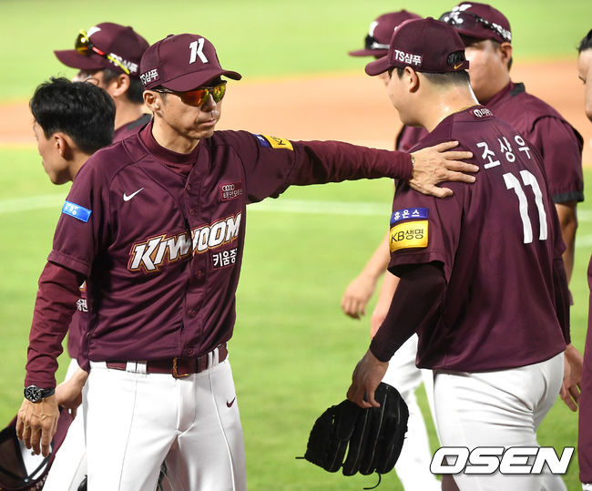 승리한 키움 손혁 감독과 세이브 투수 조상우가 인사를 나누고 있다. / dreamer@osen.co.kr