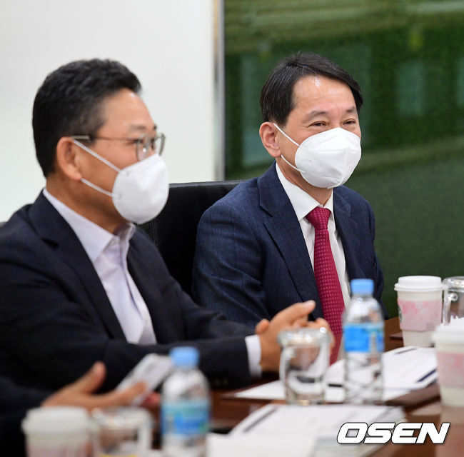 삼성 원기찬 사장(오른쪽)이 이사회에 참석해 회의를 하고 있다. /jpnews@osen.co.kr 