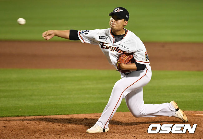 6회초 무사 1, 2루 상황 마운드에 오른 한화 투수 강재민이 힘차게 공을 뿌리고 있다. / dreamer@osen.co.kr