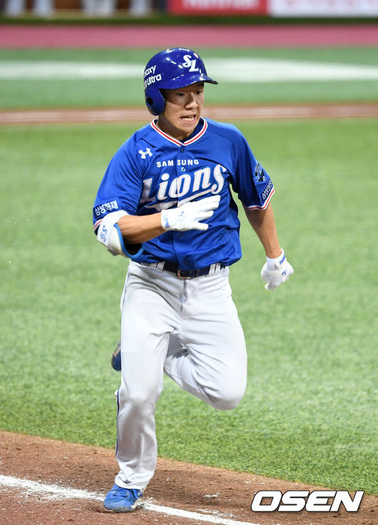삼성 김지찬이 땅볼을 치고 그라운드를 달리고 있다. /sunday@osen.co.kr
