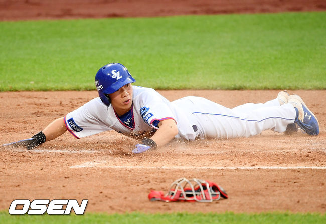 김지찬이 홈으로 몸을 던져 세이프 되고 있다./ rumi@osen.co.kr