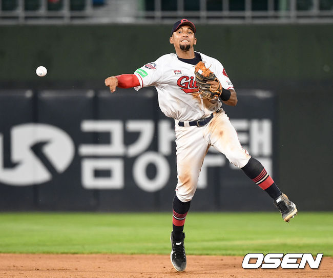 7회초 2사 2루 상황 키움 김혜성의 내야 안타 때 롯데 유격수 마차도가 타구를 잡아 1루로 송구하고 있다. 비디오판독 끝에 타자 주자 1루 세이프. / dreamer@osen.co.kr