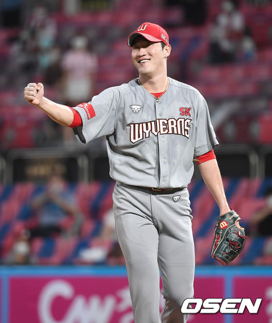 3회말 2사 SK 박종훈이 최정의 호수비에 주먹을 쥐고 있다. /youngrae@osen.co.kr