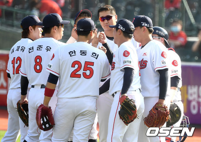 경기 시작을 앞두고 롯데 선수들이 인사를 나누고 있다. / dreamer@osen.co.kr