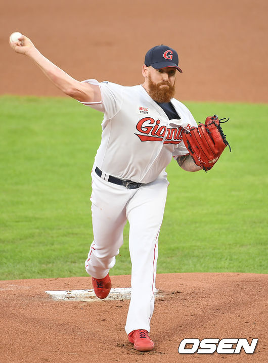 1회초 롯데 스트레일리가 역투하고 있다. /youngrae@osen.co.kr