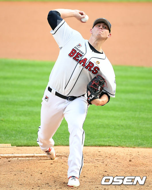16일 오후 서울 잠실야구장에서 ‘2020 신한은행 SOL KBO 리그’ 두산 베어스와 SK 와이번스의 경기가 열렸다.1회초 두산 선발투수 플렉센이 마운드에 올라 힘차게 공을 뿌리고 있다 ./ksl0919@osen.co.kr