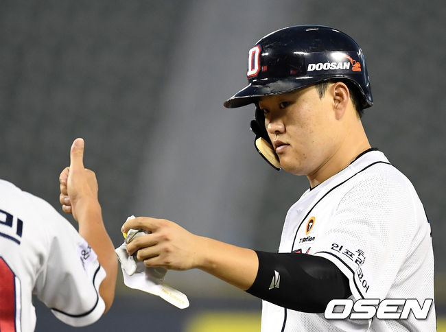 15일 오후 서울 잠실야구장에서 ‘2020 신한은행 SOL KBO 리그’ 두산베어스와 KT 위즈의 경기가 열렸다. 3회말 무사 1루에서 두산 오재일이 번트를 성공시키고 고영민 코치와 하이파이브를 하고 있다. /sunday@osen.co.kr