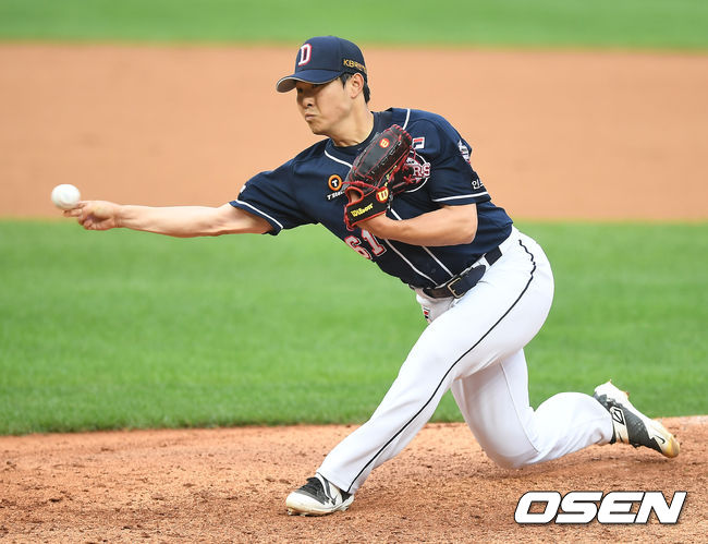 25일 오후 인천 SK행복드림구장에서 '2020 신한은행 SOL KBO리그' SK 와이번스와 두산 베어스의 경기가 열렸다.7회말 두산 최원준이 역투하고 있다. /youngrae@osen.co.kr