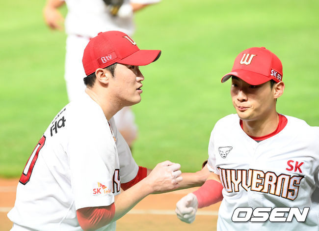 4회초를 마치고 SK 박종훈이 덕아웃으로 들어가며 동료들을 격려하고 있다. / rumi@osen.co.kr