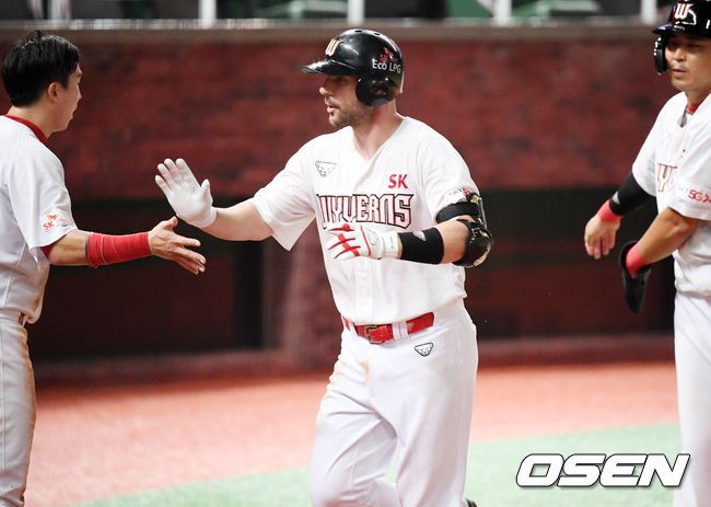 18일 오후 인천 SK행복드림구장에서 ‘2020 신한은행 SOL KBO리그’ SK 와이번스와 한화 이글스의 경기가 열렸다.4회말 2사 주자 1,2루 SK 로맥이 좌중월 스리런 홈런을 날린 후 홈을 밟으며 한동민, 최항과 하이파이브를 하고 있다. / rumi@osen.co.kr