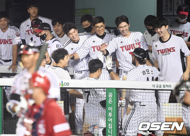 18일 오후 서울 잠실야구장에서 '2020 신한은행 SOL KBO리그' LG 트윈스와 KIA 타이거즈의 경기가 열렸다.9회말 무사 LG 라모스가 솔로 홈런을 때린 뒤 동료들과 기뻐하고 있다. /youngrae@osen.co.kr