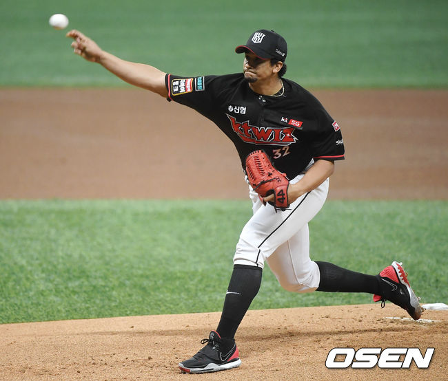 1회말 KT 쿠에바스가 역투하고 있다. /youngrae@osen.co.kr 