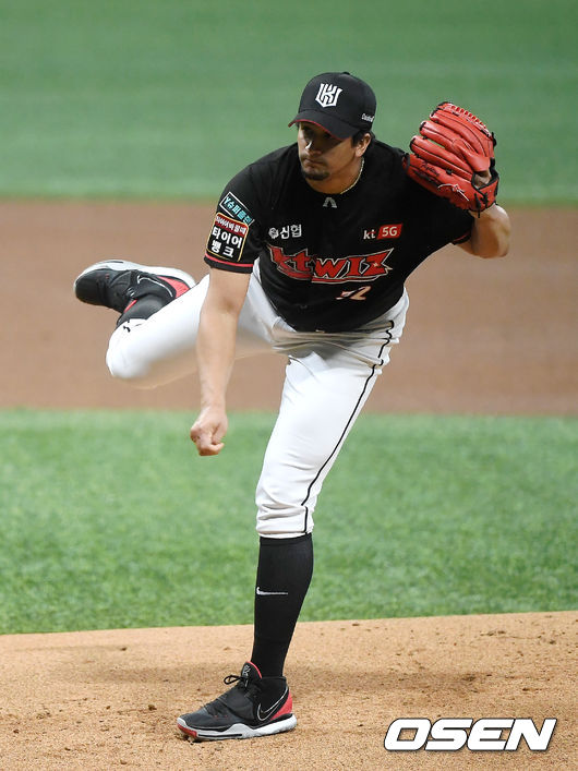 6일 오후 서울 고척스카이돔에서 '2020 신한은행 SOL KBO리그' 키움 히어로즈와 KT 위즈의 경기가 열렸다.1회말 KT 쿠에바스가 역투하고 있다. /youngrae@osen.co.kr